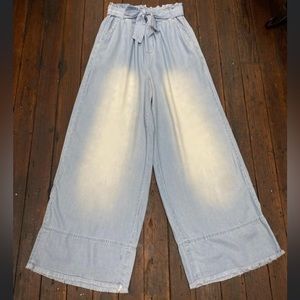 Wide leg washed out blue Jean style 
Never worn 
Bought it and didn’t fit.
